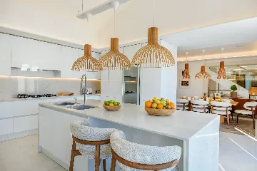 Waterfront Villa with Infinity Pool, Selca