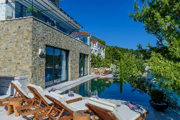 Waterfront Villa with Infinity Pool, Selca