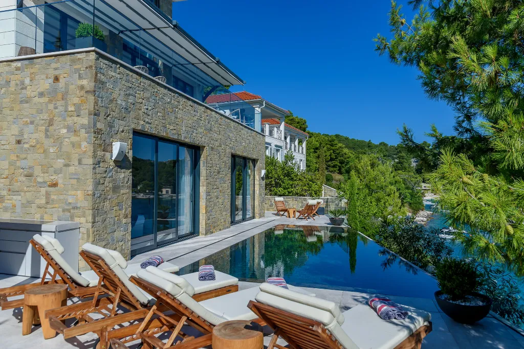 Waterfront Villa with Infinity Pool, Selca