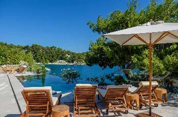 Waterfront Villa with Infinity Pool, Selca