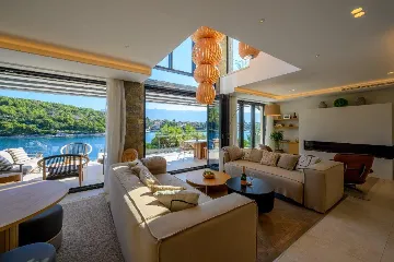 Waterfront Villa with Infinity Pool, Selca