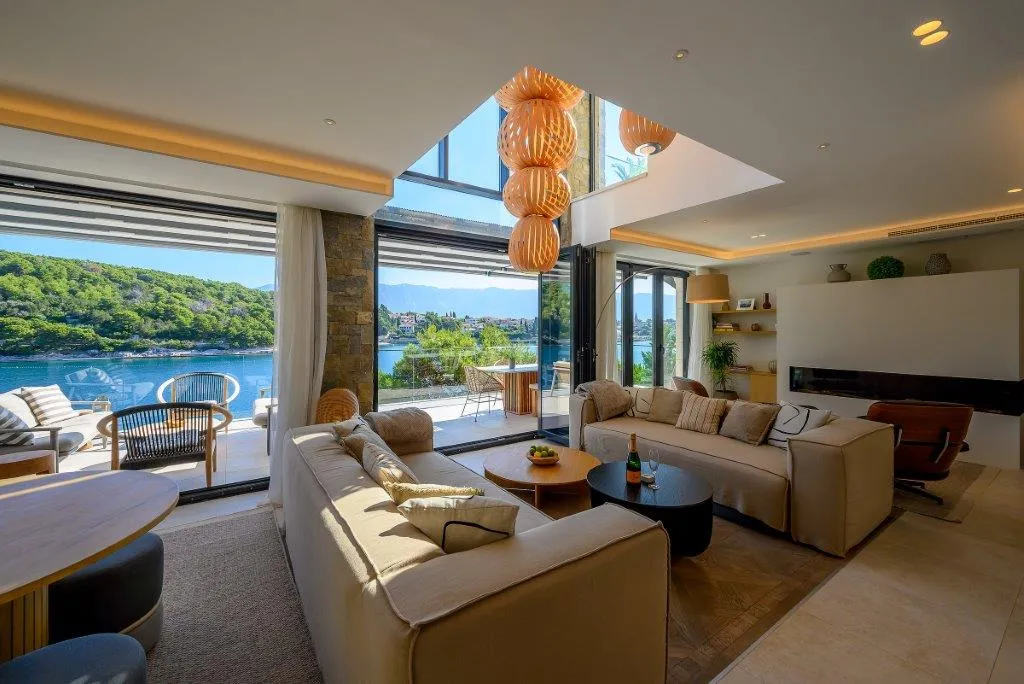 Waterfront Villa with Infinity Pool, Selca