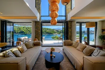 Waterfront Villa with Infinity Pool, Selca