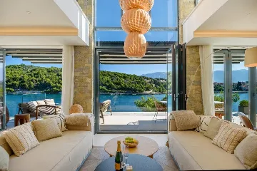 Waterfront Villa with Infinity Pool, Selca