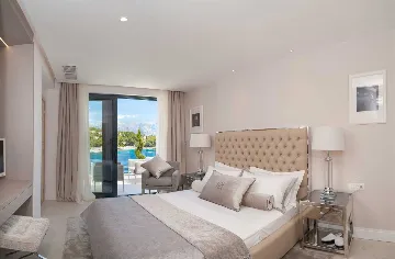 Waterfront Villa with Infinity Pool, Selca