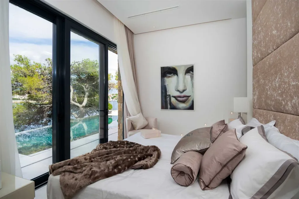 Waterfront Villa with Infinity Pool, Selca
