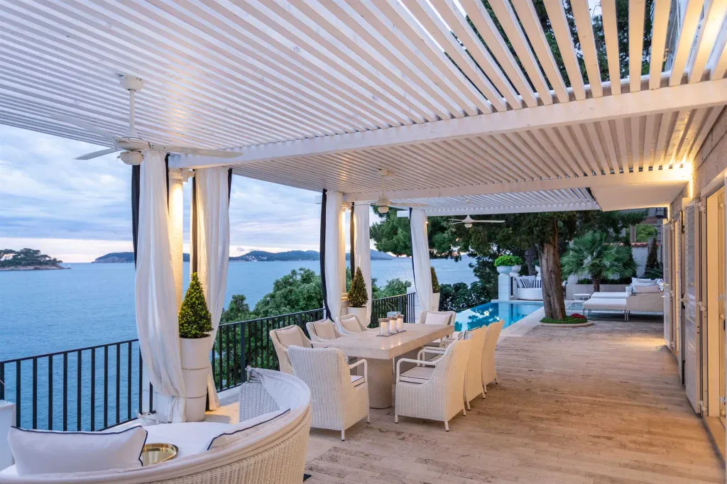 Seafront Villa with Pool in Dubrovnik