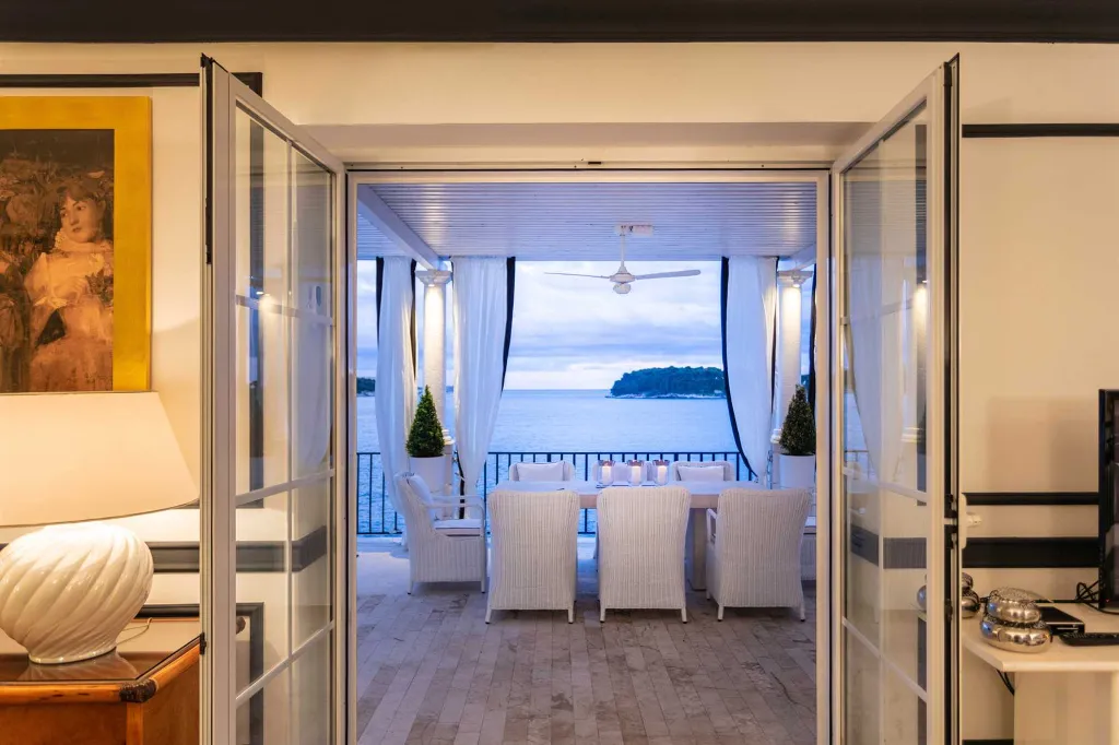 Seafront Villa with Pool in Dubrovnik