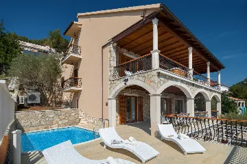 Seafront Wellness Villa with Pool, Blato
