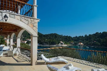 Seafront Wellness Villa with Pool, Blato