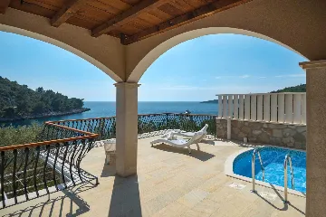 Seafront Wellness Villa with Pool, Blato