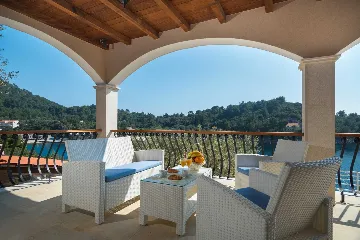 Seafront Wellness Villa with Pool, Blato