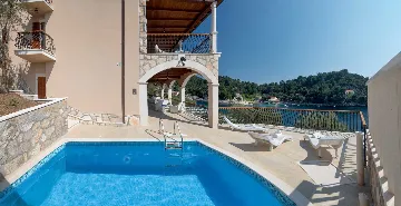 Seafront Wellness Villa with Pool, Blato