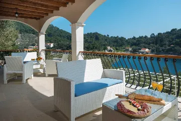Seafront Wellness Villa with Pool, Blato