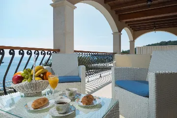 Seafront Wellness Villa with Pool, Blato