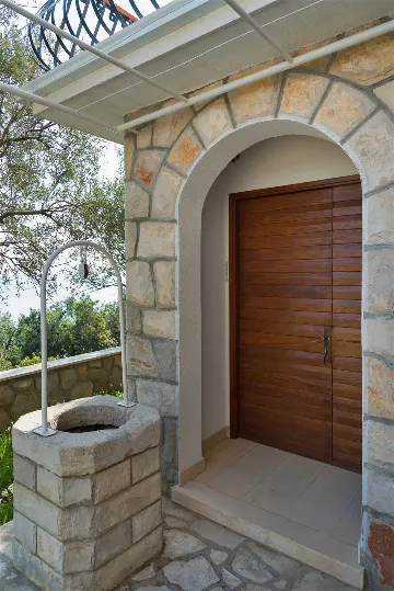 Seafront Wellness Villa with Pool, Blato