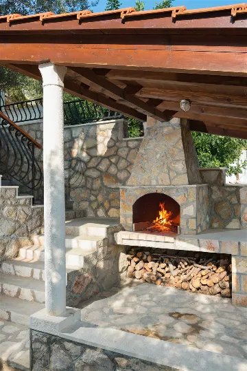 Seafront Wellness Villa with Pool, Blato