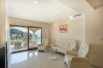 Seafront Wellness Villa with Pool, Blato