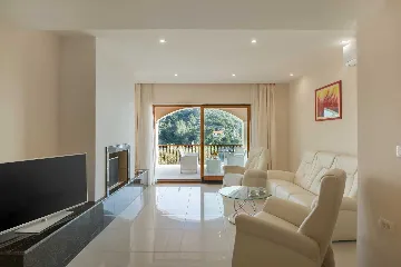 Seafront Wellness Villa with Pool, Blato