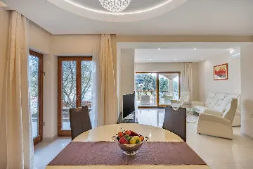 Seafront Wellness Villa with Pool, Blato