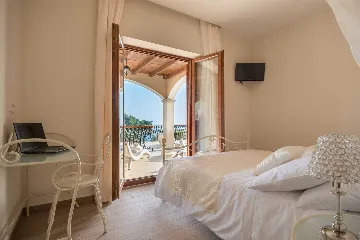 Seafront Wellness Villa with Pool, Blato