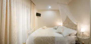 Seafront Wellness Villa with Pool, Blato