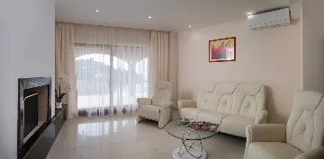 Seafront Wellness Villa with Pool, Blato