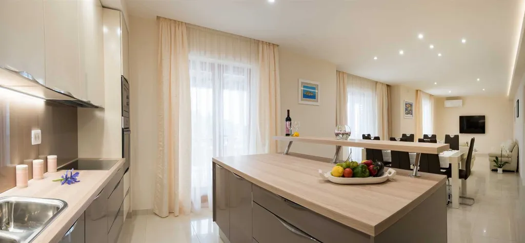 Seafront Wellness Villa with Pool, Blato