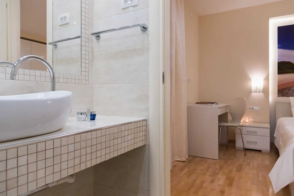 Seafront Wellness Villa with Pool, Blato