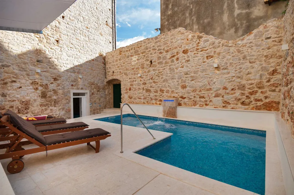 Elegant 5-Bedroom Villa with Pool in Bol
