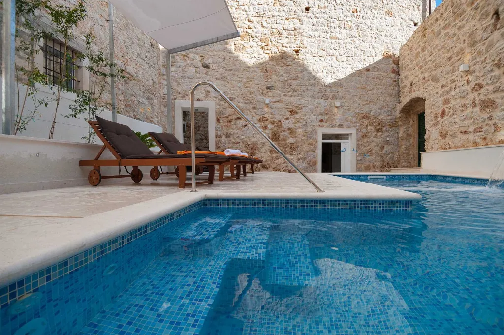 Elegant 5-Bedroom Villa with Pool in Bol