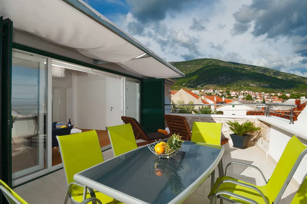 Elegant 5-Bedroom Villa with Pool in Bol