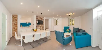 Elegant 5-Bedroom Villa with Pool in Bol