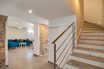 Elegant 5-Bedroom Villa with Pool in Bol