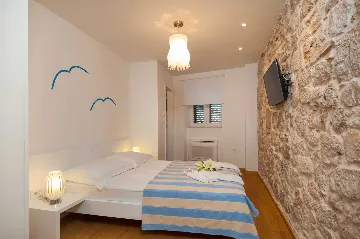 Elegant 5-Bedroom Villa with Pool in Bol