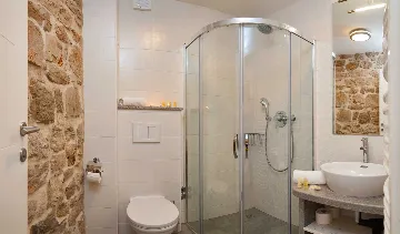 Elegant 5-Bedroom Villa with Pool in Bol