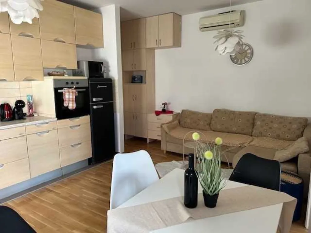 Apartman*** s parkingom Kajzerica