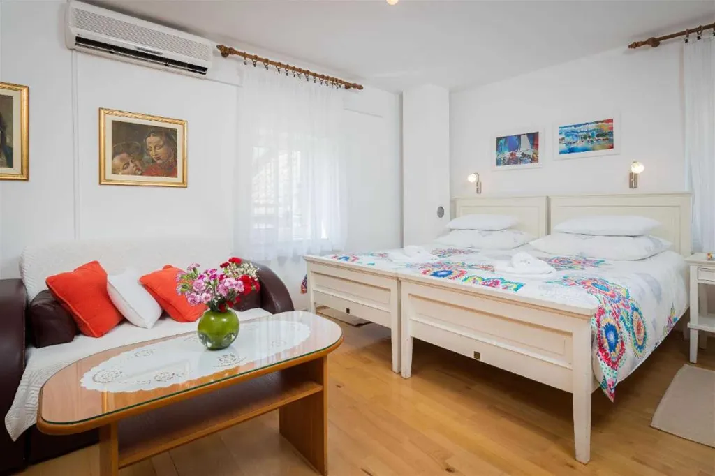 The apartment has everything you need for a pleasant stay.
