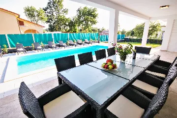 4-Bedroom Villa in Vodnjan with Private Pool