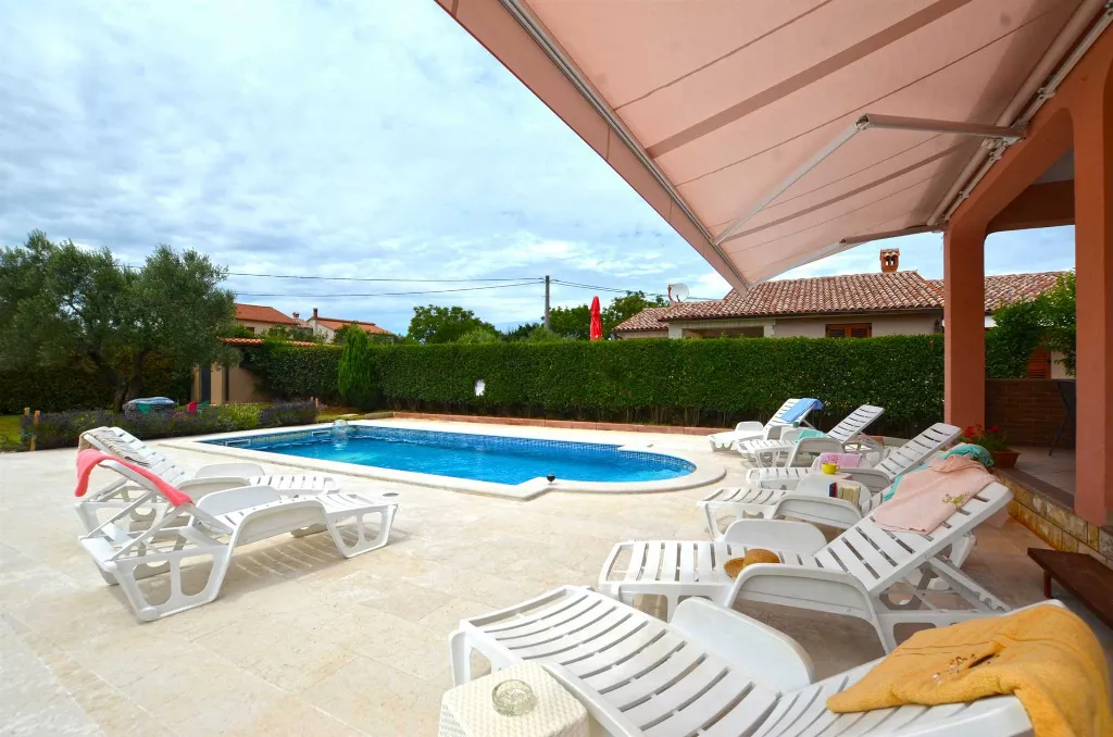 5-Bedroom Villa with Private Pool in Barban