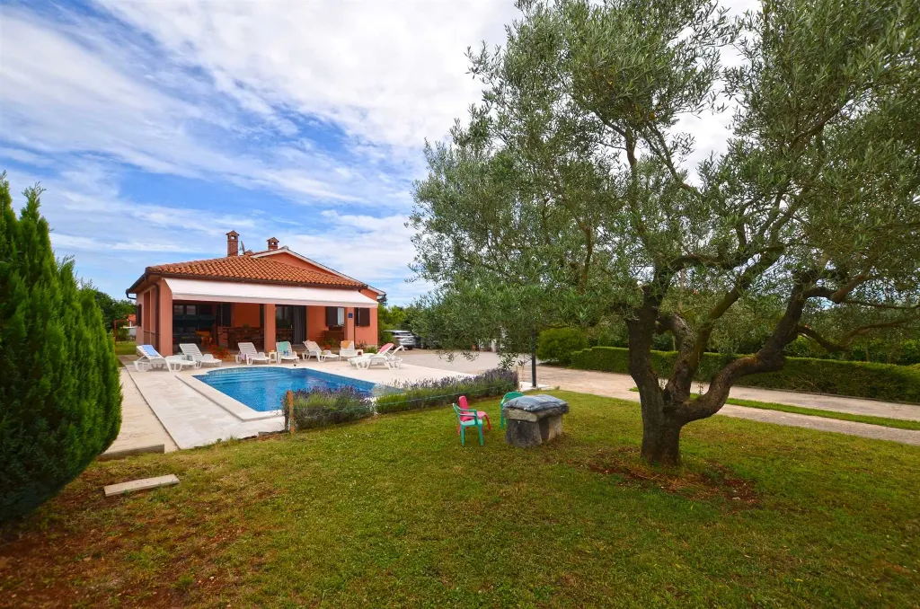 5-Bedroom Villa with Private Pool in Barban