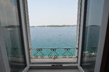 Sea-Facing Rovinj Apartment for 4 Guests