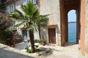 Sea-Facing Rovinj Apartment for 4 Guests