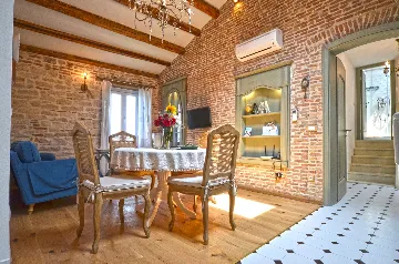 Sea-Facing Rovinj Apartment for 4 Guests