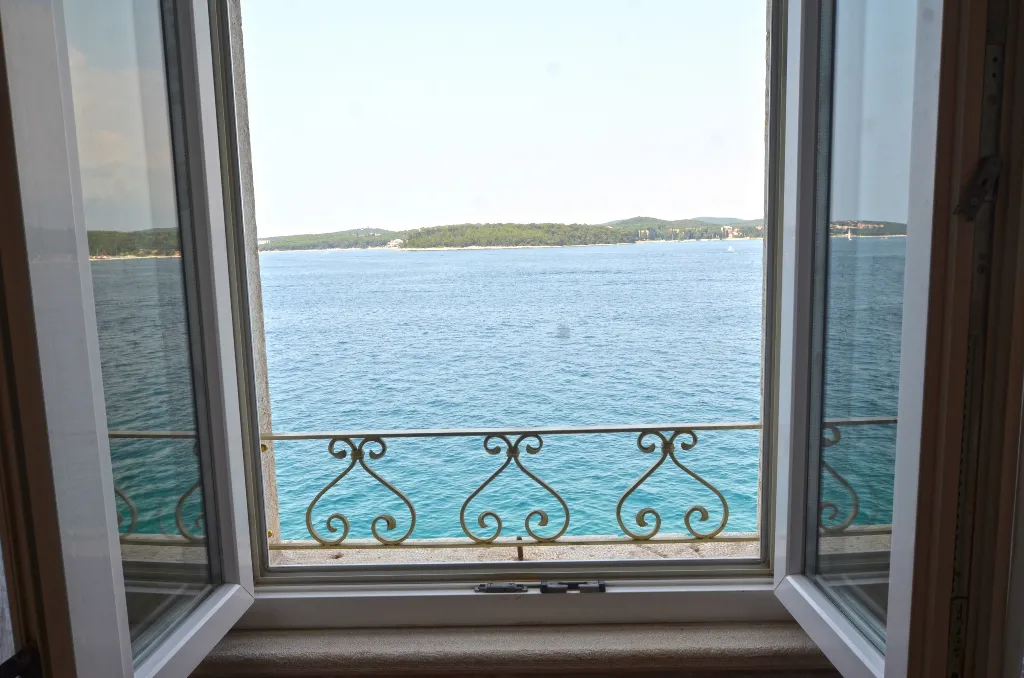 Sea-Facing Rovinj Apartment for 4 Guests