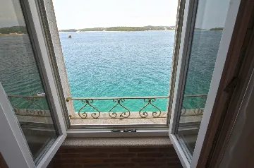 Sea-Facing Rovinj Apartment for 4 Guests