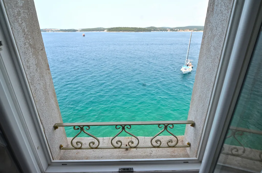 Sea-Facing Rovinj Apartment for 4 Guests