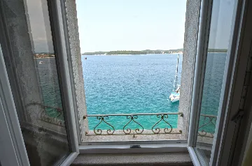 Sea-Facing Rovinj Apartment for 4 Guests
