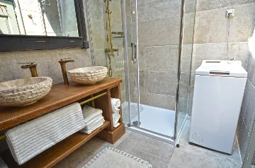 Sea-Facing Rovinj Apartment for 4 Guests