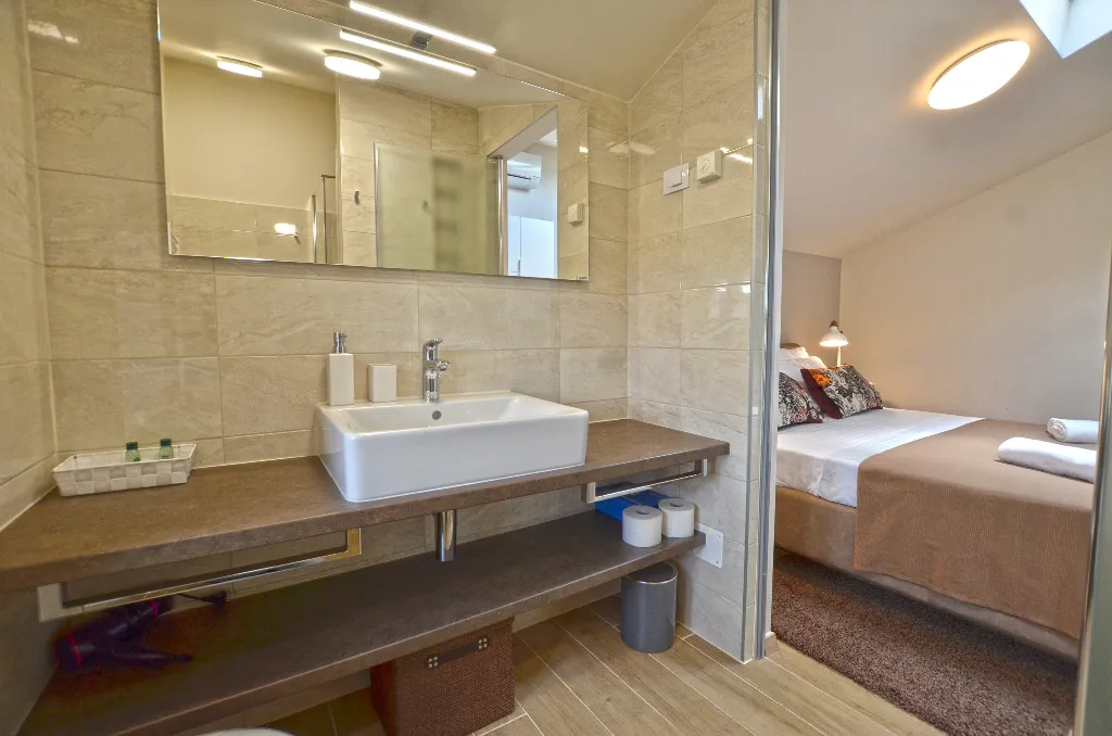 Air-Conditioned Apartment with Shared Pool in Golaš